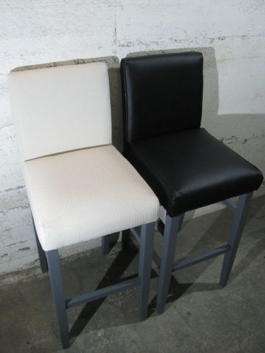 Und hier die beiden fertigen Stühle. Der dritte wird auch in schwarzem Leder fertiggestellt.