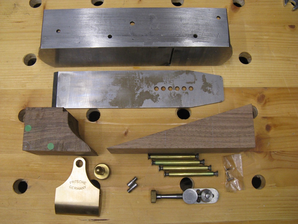 Der Bausatz, oben der bearbeitete Metallteil mit Handarbeit verbunden.