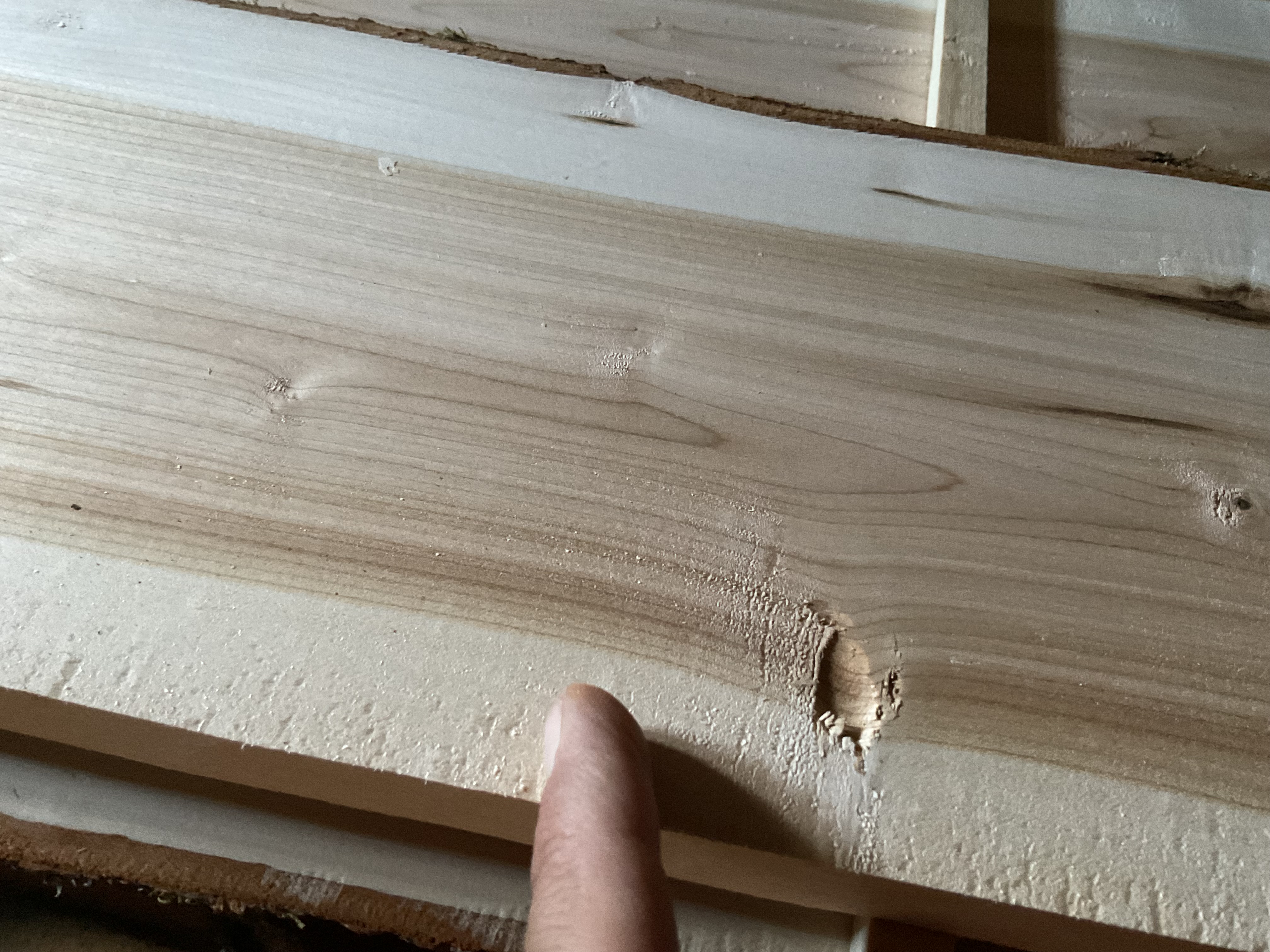Hier ist schön zu sehen: das Loch entstand mit den scharfen Messern. Danach habe ich zwei-drei mm mit den älteren messern abgeholbelt. Das Loch ich nicht grösser geworden, sodern hat dementsprechend 2-3-mm Tiefe verloren, dafür sind wegen der nicht scharfen Messer die rauhen Stellen entstanden.