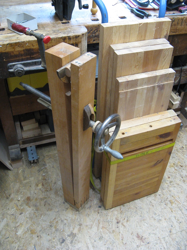 Und wo bei mir etwas Neues in die Werkstatt einzieht, muss was Altes weichen. Aus selbgemachtem Leimholz und dem Holz aus der alten Spannzange wird der neue Ständer.
