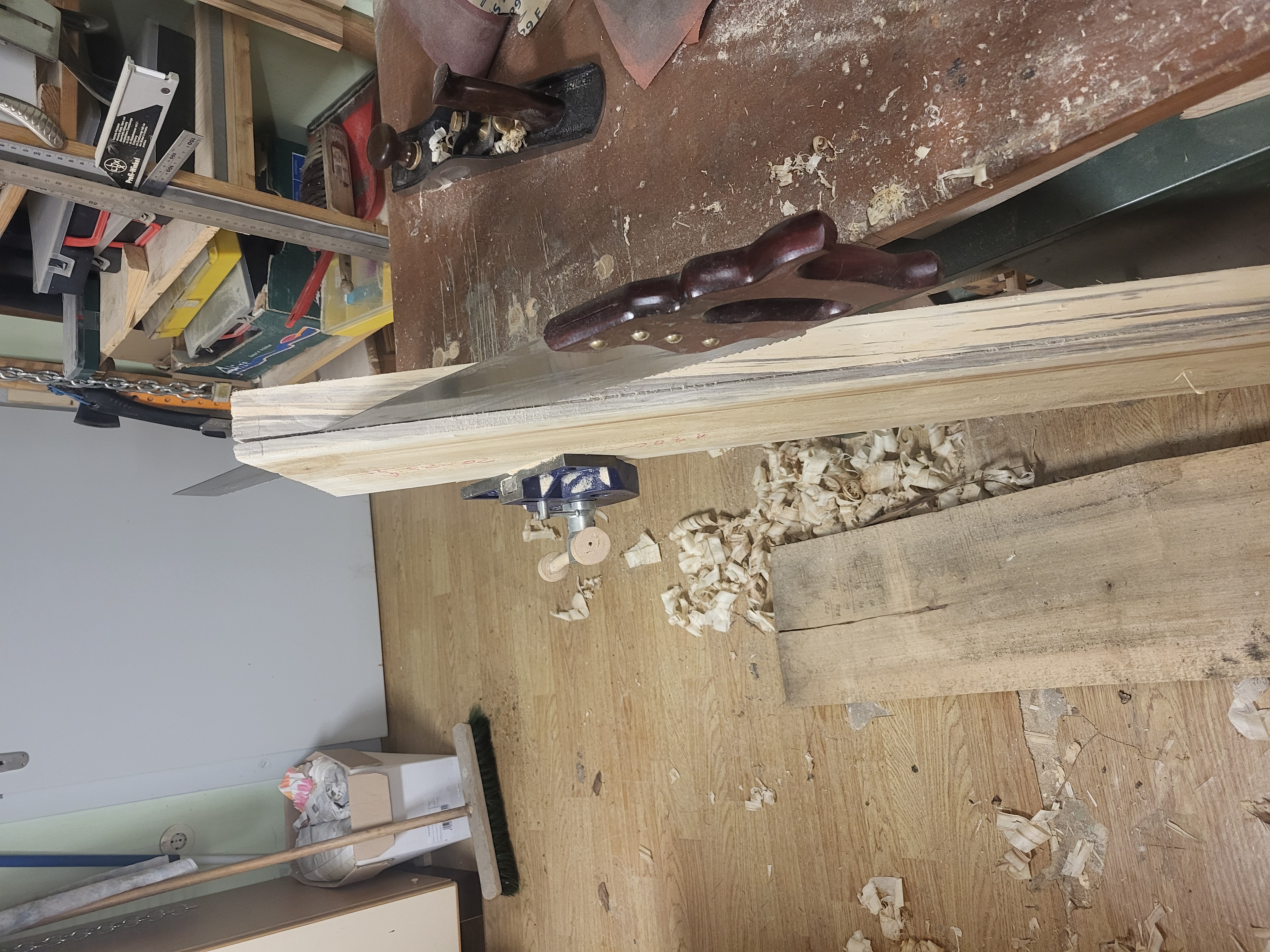 Auftrennen der Pappel Für Rückwand und Böden