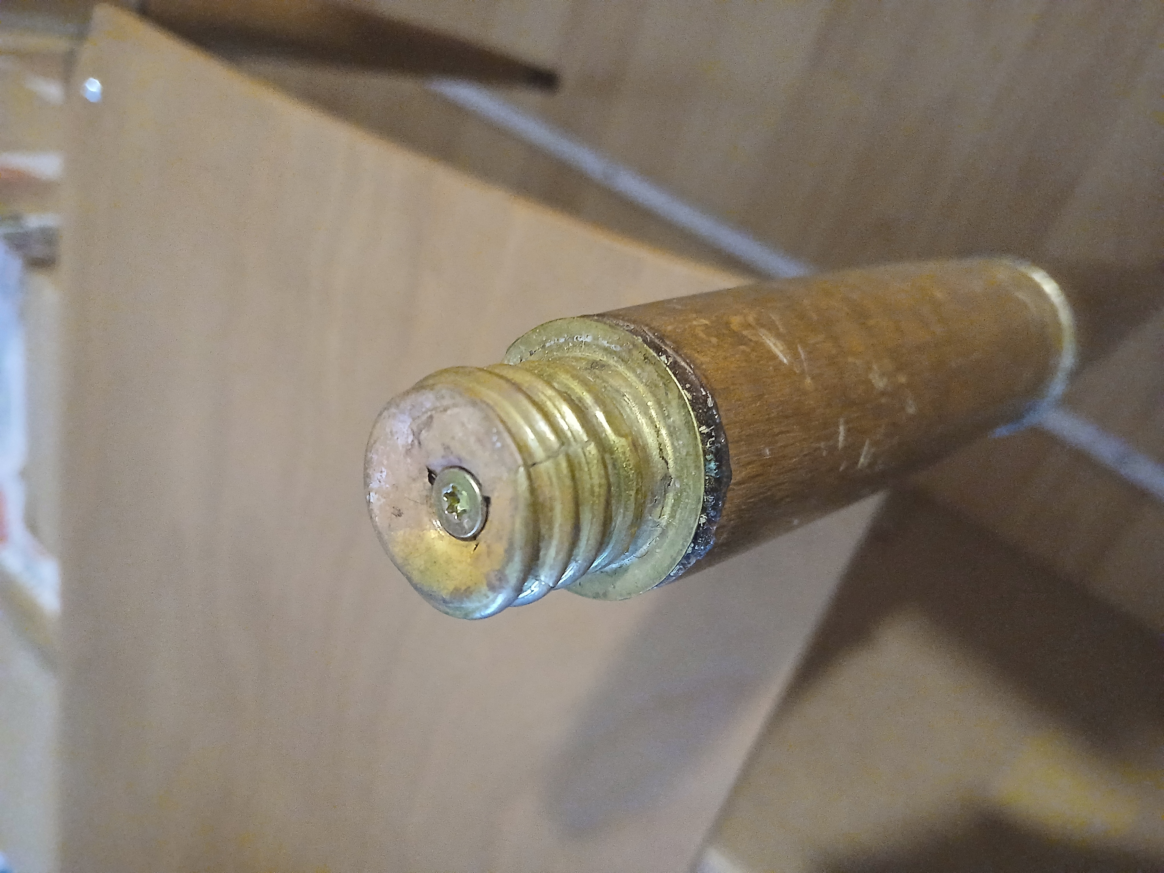 Intaktes Gewinde am Tischbein